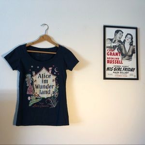 Out of Print Alice Im Wunderland shirt